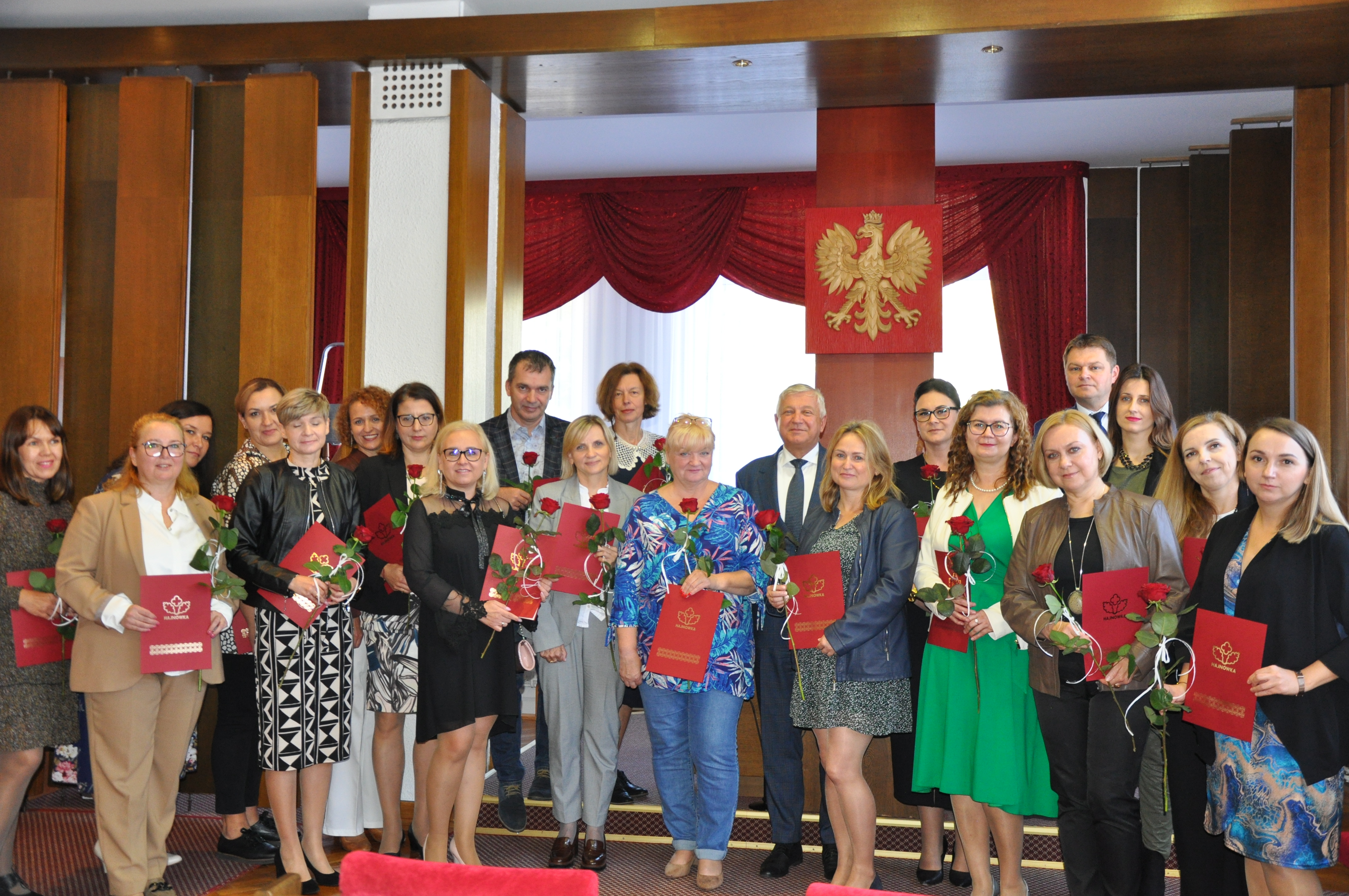 zdjęcie grupowe nauczycieli wraz z burmistrzami po rozdaniu nagród