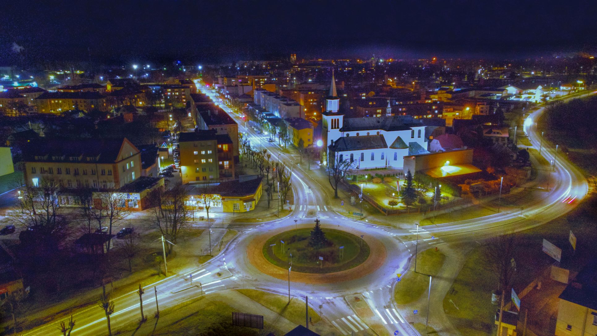 miasto nocą z lotu ptaka