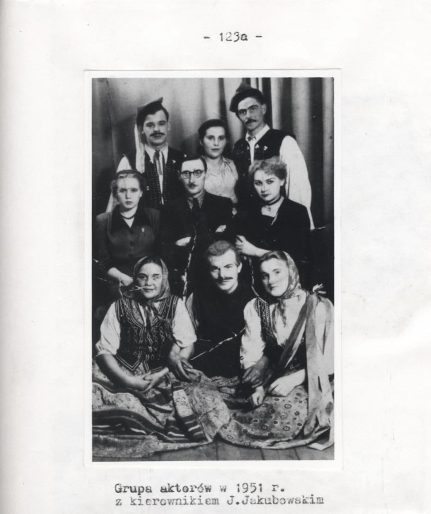 zdjęcie grupowe 9 osób kobiet i mężczyzn - aktorek i aktorów