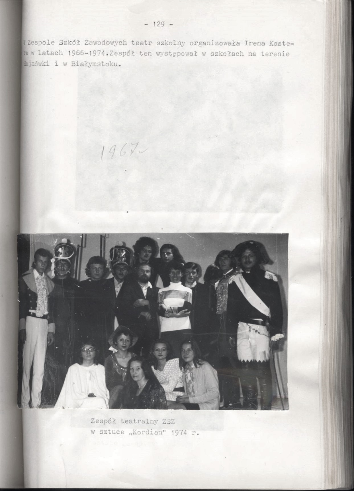 zdjęcie czarno-białe grupy osób z zespołu teatralnego ZSZ