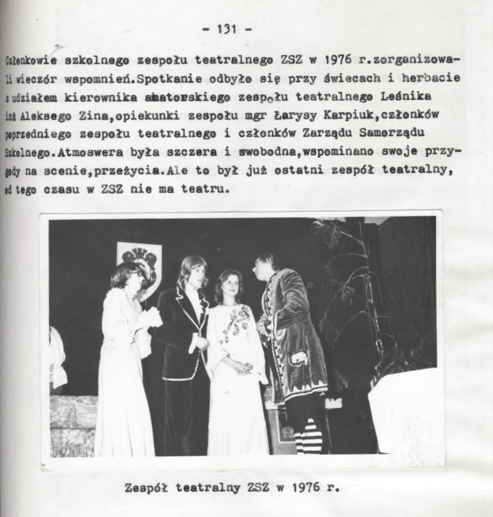zdjęcie czarno-białe; na scenie stoją cztery osoby, dwie kobiety, dwóch mężczyzn
