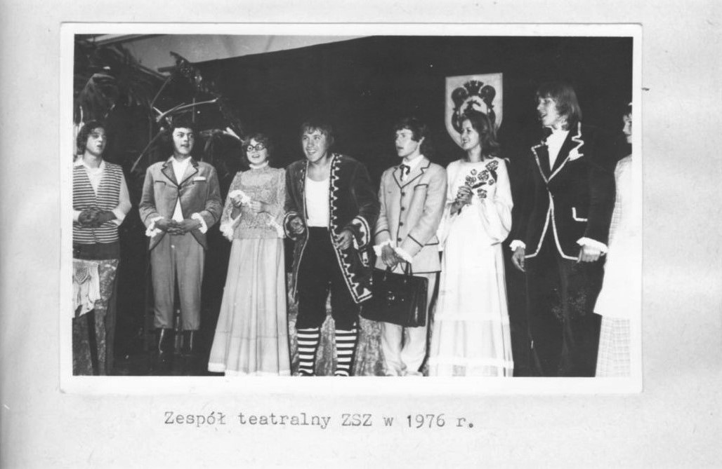 zdjęcie czarno-białe; grupa aktorów stoi na scenie