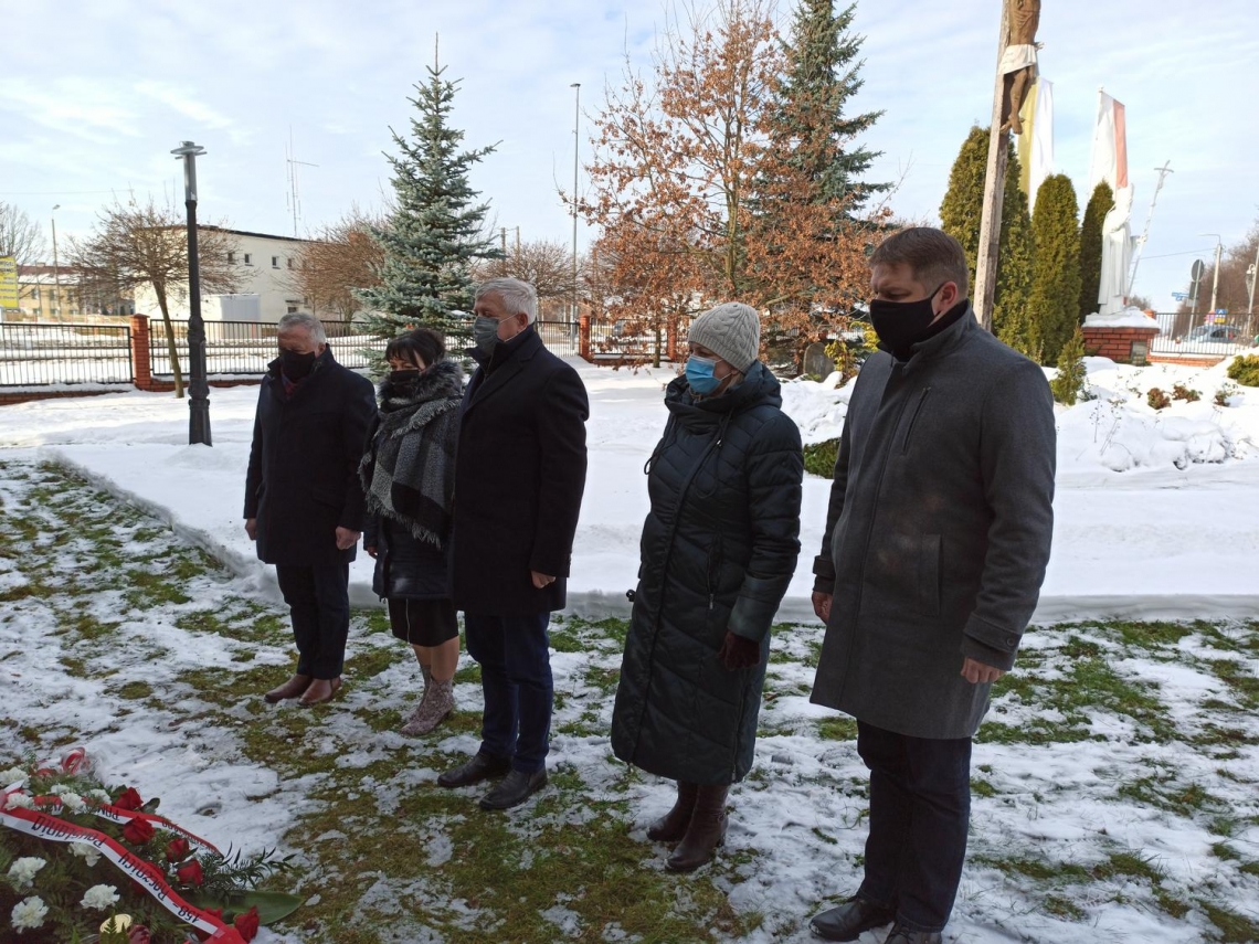 Na zdjęciu Aleksander Kulik, Lucyna Smoktunowicz, Jerzy Sirak, Joanna Kojło i Ireneusz Kiendyś stoją w rzędzie i oddają hołd poległym.