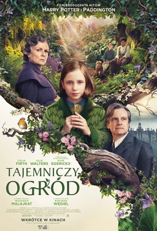 plakat zapowiadający film Tajemniczy Ogród; na plakacie zdjęcia starszej kobiekty, dziewczynki i mężczyzny w średnim wieku; w tle dwoje chłopców i pies; wszystkie postaci znajdują się w otoczeniu drzew