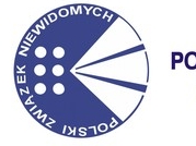 Logo w kształcie granatowego koła.  Po prawej stronie trzy białe trójkąty skierowane do środka okręgu. Po lewej stronie przy krawędzi napis: Polski Związek Niewidomych. Pomiędzy białymi trójkątami a napisem sześć białych kropek ułożonych parami.