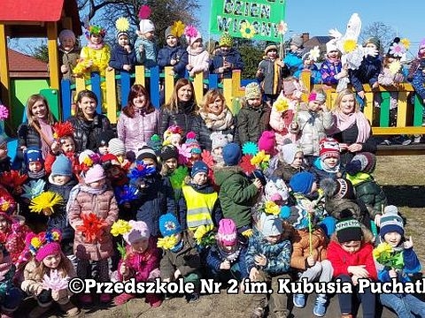 Zdjęcie grupowe dzieci wraz z nauczycielkami na przedszkolnym placu zabaw