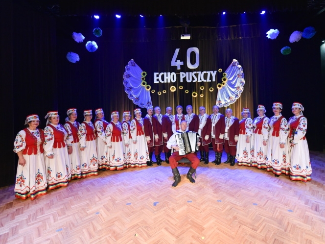 Zdjęcie zespołu z akordeonistą na scenie, za nimi napis: 40 Echo Puszczy