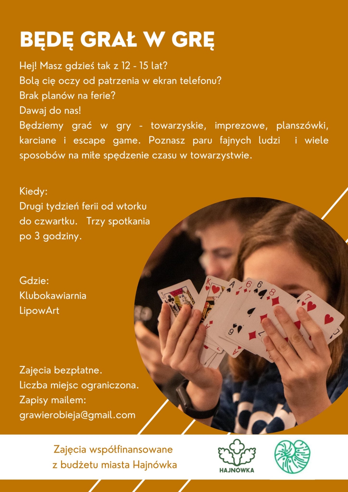 plakat wydarzenia, na jasnobrązowym tle informacje o wydarzeniu i zdjęcie dziedzi grających w karty