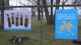 dwie prace: na jednej pięć rzeźb kobiet, na drugiej plakat zapowiadający wystawę Przegląd Sztuki Nieprofesjonalnej Ziemi Hajnowskiej 