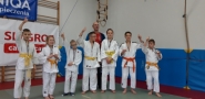grupa 7 młodych judoków wraz z trenerem
