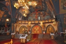 centralny punkt wnętrza cerkwi; na środku stoi anałoj, na którym leży ikona, za nim stoją świeczniki; na przeciw znajduje się ołtarz z trzema zamkniętymi wejściami; ołtarz ozdobiony jest ikonami, polichromiami