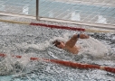 zawodnik zawodów pływacklich płynący po torze sportowym basenu