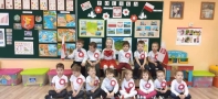 Zdjęcie grupowe przedszkolaków, dzieci ubrane są w biało - czerwone stroje.
