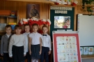 Zdjęcie grupowe pięciorga przedszkolaków.