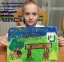 Marcjan Diemianiuk z Przedszkola Nr 5 w Hajnówce ze swoją pracą plastyczną ilustrującą własny "Wiersz o Hajnówce"