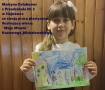 Martyna Dziubonos z Przedszkola Nr 3 w Hajnówce ze swoją pracą plastyczną ilustrującą wiersz "Moje Miasto" Ksawerego Michałowskiego