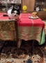 biało-czarny kot leży na stole
