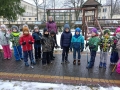  dzieci stojące na placu przedszkolnym szykujące się do wyjścia do lasu