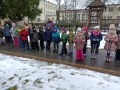  dzieci stojące na placu przedszkolnym szykujące się do wyjścia do lasu
