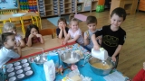 Przedszkolaki przygotowują babeczki