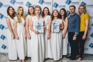 Dziewczęta ze Studioa Piosenki HDK ubrane w białe długie suknie. Po prawej stronie stoi Przemysłam Zalewski i Marta Gredel - Iwaniuk