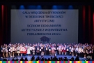 Pamiątkowe zdjęcie dużej grupy stypendystów. W tle widać logo Województwa Podlaskiego.