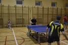 Mecz Hajnówka - Lombard Bielsk Podlaski, mężczyźni grają w tenisa stołowego.