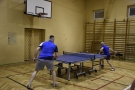 Mecz Hajnówka - Lombard Bielsk Podlaski, mężczyźni w niebieskich strojach rozgrywają mecz tenisa stołowego.