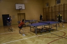 Mecz Hajnówka - Lombard Bielsk Podlaski, czterech mężczyzn gra w tenisa stołowego.