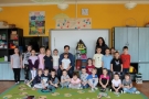 Zdjęcie grupowe dzieci i nauczycielek.