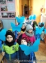 Dzieci trzymają niebieskie motyle.