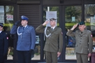 przedstawiciele służb mundurowych salutują do wznoszonej flagi