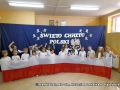 dzieci z poszczególnych grup przedszkolnych: „Sówki”, „Tygryski”, „Kangurki”, „Króliczki” i „Puchatki” biorące udział w Obchodach Święta Chrztu Polski.