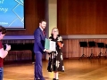 Zdjęcie przedstawia moment wręczenia nagrody na uroczystej Gali Plebiscytu Edukacyjnego 2021 Kuriera Porannego i Gazety Współczesnej w Białymstoku