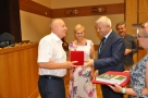 Burmistrz wręcza medal Lechowi Dzienisowi.
