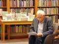 Ryszard Pater siedzi na fotelu i czyta
