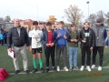 Grupa chłopców z trofeamioraz prowadzący turniej