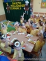 Dzieci mają na talerzykach pokrojone ziemniaki i podnoszą do góry kciuki