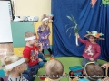dziecko prezentuje pora innym dzieciom