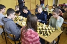 Rozgrywki przy trzech szachownicach.