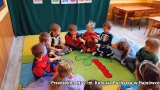 Dzieci podczas gry siedza w kręgu
