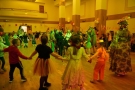 dzieci przebrane tańczą w sali kolumnowej domu kultury