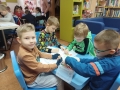Dzieci malują misie