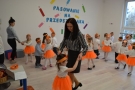 dzieci tańczące z opiekunkami