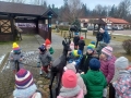 Dzieci podczas spaceru po terenie Nadleśnictwa, oglądają modele mieszkańców Puszczy Białowieskiej: jelenia, sarny, dzika.
