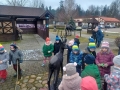 Dzieci podczas spaceru po terenie Nadleśnictwa, oglądają modele mieszkańców Puszczy Białowieskiej: jelenia, sarny, dzika.