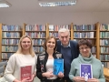mężczyzna i trzy kobiety prezentują książki