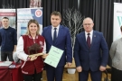Przedstawicielka Politechniki Białostockiej odbiera nagrodę - obok niej do zdjęcia pozują Starosta Hajnowski i Zastępca Burmistrza Miasta Hajnówka