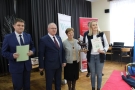 Przedstawicielka Politechniki Białostockiej odbiera nagrodę - obok niej do zdjęcia pozują Starosta Hajnowski i Zastępca Burmistrza Miasta Hajnówka