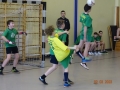 młodzi piłkarze walcza o piłkę przy bramce na sali gimnastycznej
